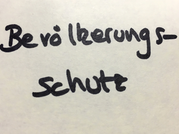 Zettel mit der Aufschrift Bevölkerungsschutz